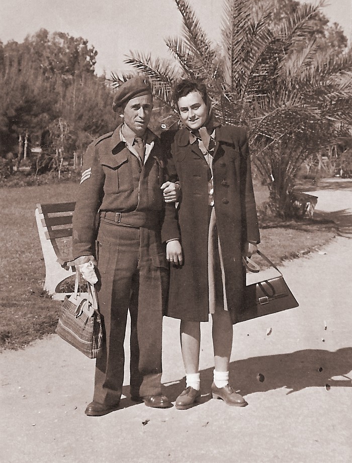 דרורה ויעקב כששרת בבריגדה. מבקרים בגן מאיר בתל אביב, 1945 (צילום: אלבום פרטי)