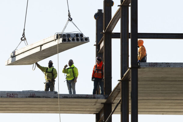 عمال بناء في العمل (صورة للتوضيح: AP / Matt Rourke)