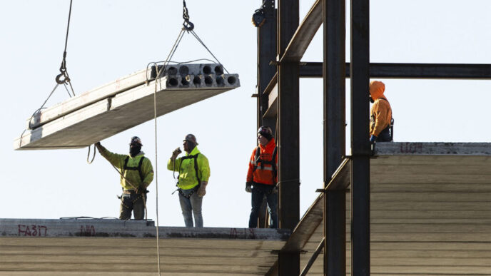 عمال بناء في العمل (صورة للتوضيح: AP / Matt Rourke)
