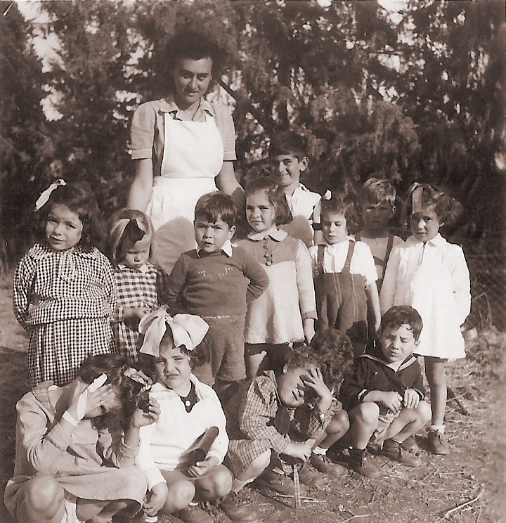 דרורה עובדת במעון לילדי חיילים בצבא הבריטי, כפר יחזקאל 1943 (צילום: אלבום פרטי)