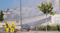 צוות חומרים מסוכנים באירוע דליפת גז בבריכה בירושלים (צילום: כבאות והצלה, מחוז ירושלים )