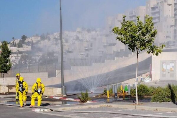 צוות חומרים מסוכנים באירוע דליפת גז בבריכה בירושלים (צילום: כבאות והצלה, מחוז ירושלים )