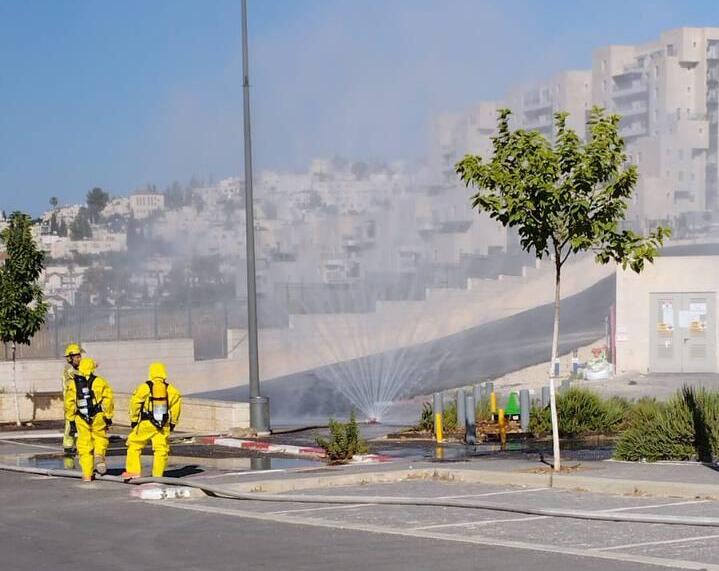 צוות חומרים מסוכנים באירוע דליפת גז בבריכה בירושלים (צילום: כבאות והצלה, מחוז ירושלים )