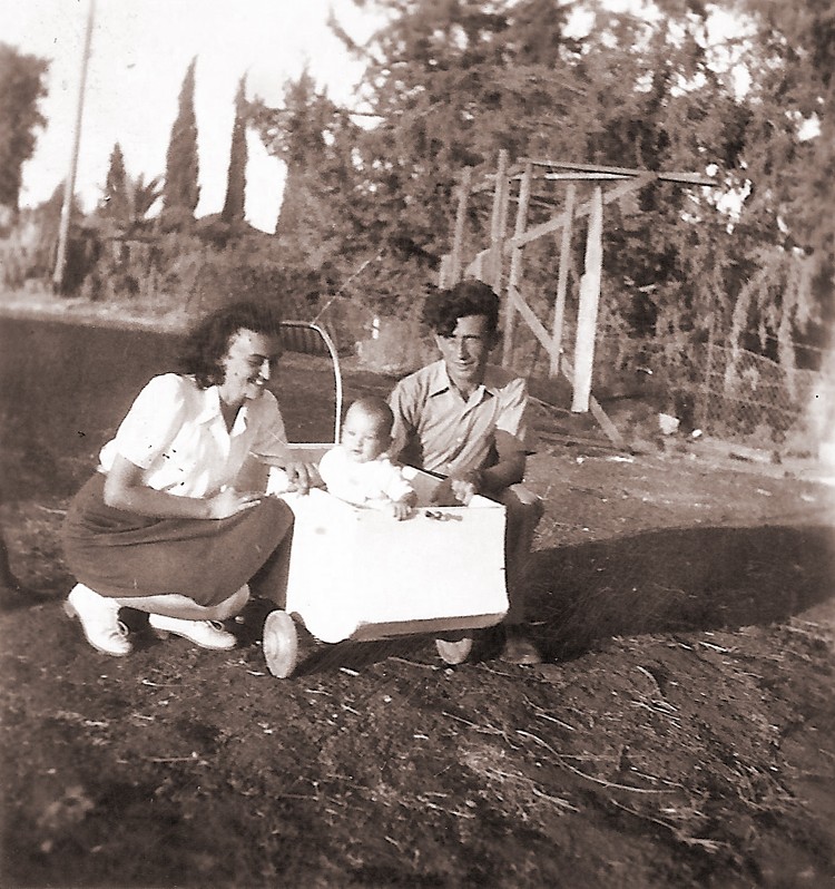 יעקב ודרורה עם הבת אורה, 1946 (צילום: אלבום פרטי)