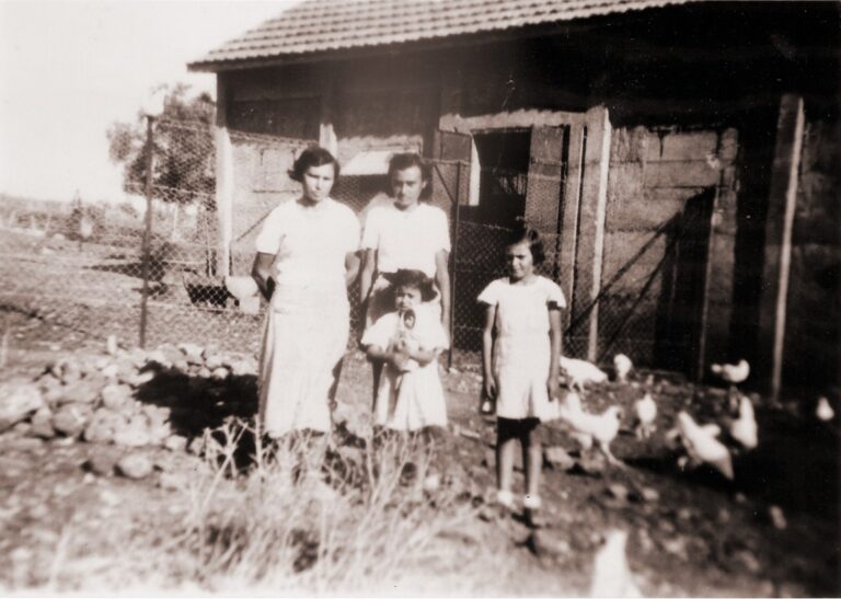 משק ברקין בכפר יחזקאל, 1934, הרפת ברקע. משמאל: האם רחל, דרורה, ושתי אחיותיה הצעירות, ריבה ואראלה (צילום: אלבום פרטי)