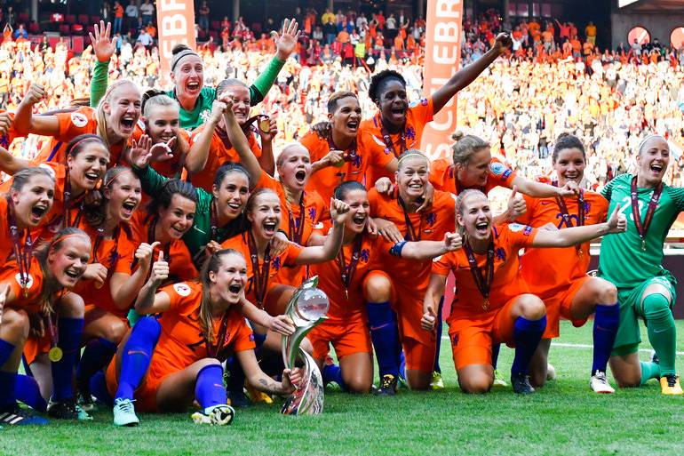 נבחרת הולנד חוגג את הזכייה ביורו 2017. מקוות לשחזר את ההישג (צילום: AP Photo/Patrick Post)