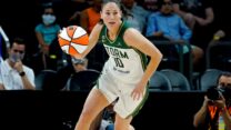 סו בירד במדי סיאטל סטורם מה-WNBA.  פשוט יש לה את זה (צילום: AP/Matt York, File)