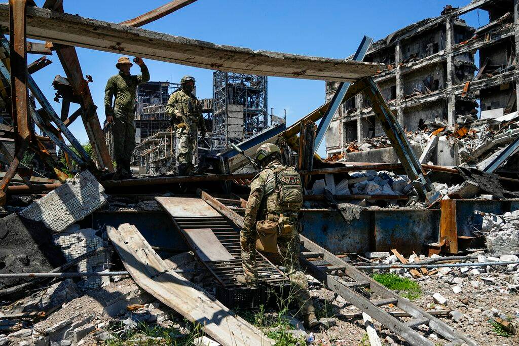חיילים רוסים בהריסות מפעל הפלדה אזובסטאל, במריופול (צילום: AP)