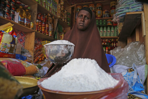 מוכר דגנים בסומליה (צילום: AP Photo/Farah Abdi Warsameh)
