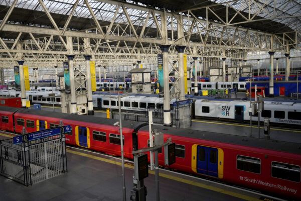 רכבות בשביתה בבריטניה, תחנת ווטרלו בלונדון, הבוקר (צילום: AP Photo/Matt Dunham)