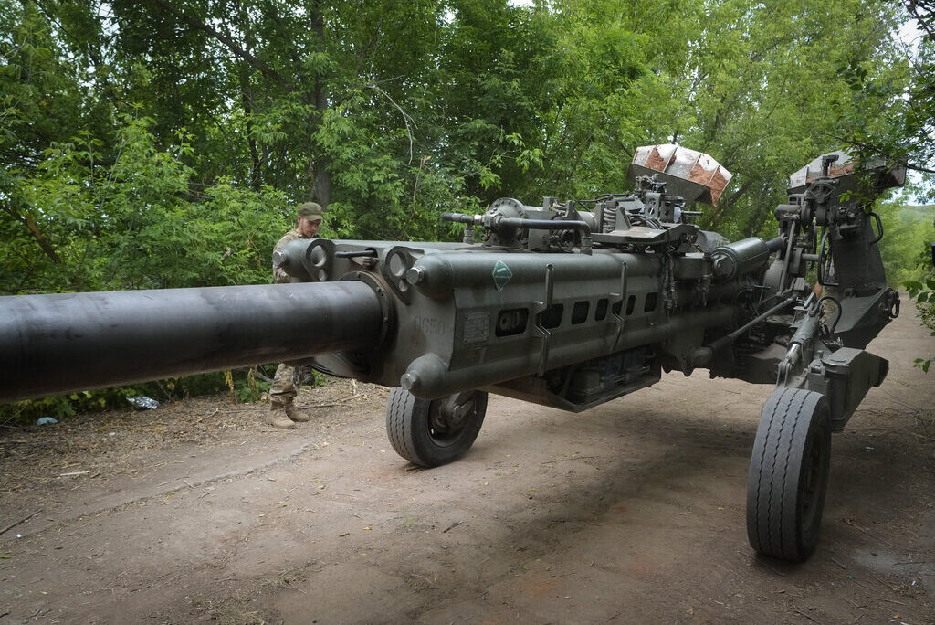 חיילים אוקראינים מזיזים תותח הוביצר תוצרת ארה"ב באיזור דונצק במזרח אוקראינה  (AP Photo/Efrem Lukatsky, File)