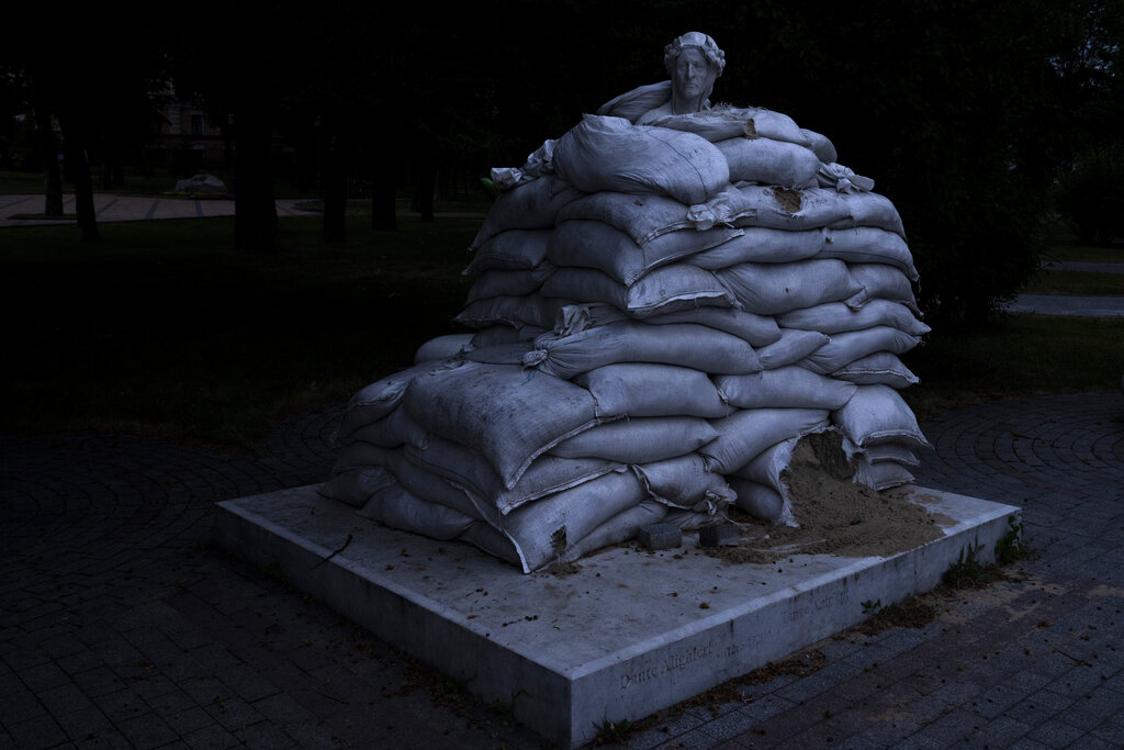 פסל של המשורר דנטה מכוסה בשקי חול בקייב, יוני 2022. (AP Photo/Nariman El-Mofty)