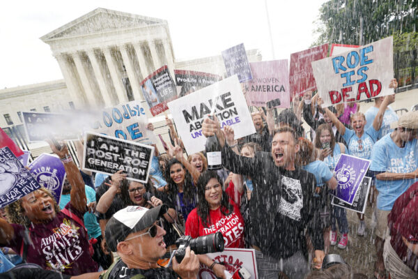 חגיגות מחוץ לבית המשפט העליון בעקבות הפסיקה שמבטלת את רו נגד וויד . (AP Photo/Steve Helber)
