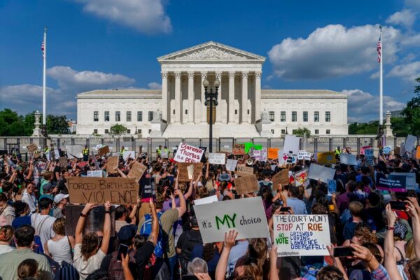 הפגנה מול בית המשפט העליון בוושינגטון נגד החלטתו לבטל את הזכות החוקתית להפלות (צילום: AP Photo/Gemunu Amarasinghe)