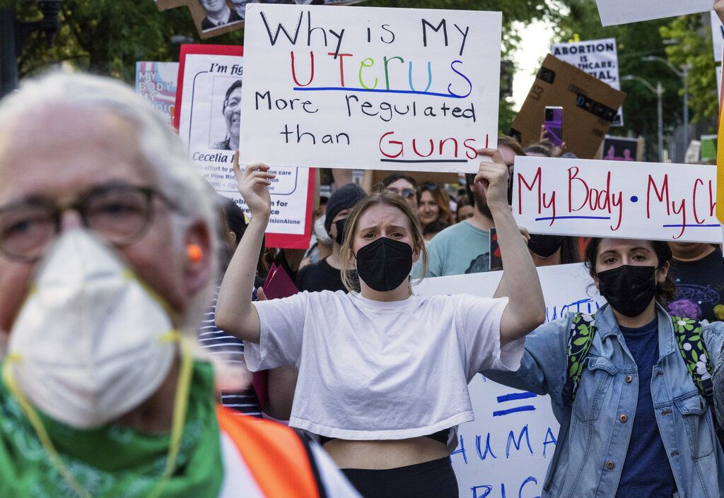 הפגנה בסיאטל. &quot;למה הרחם שלי מפוקח יותר מאשר רובים?&quot; (צילום: AP Photo/Stephen Brashear)