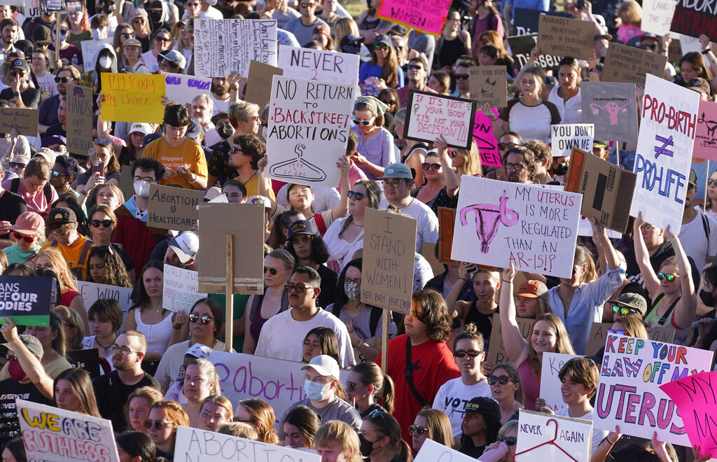 הפגנה ביוטה. פלוסי: &quot;הזכויות של נשים ושל כל האמריקאים יועמדו לבחירה בנובמבר&quot; (צילום: AP Photo/Rick Bowmer)