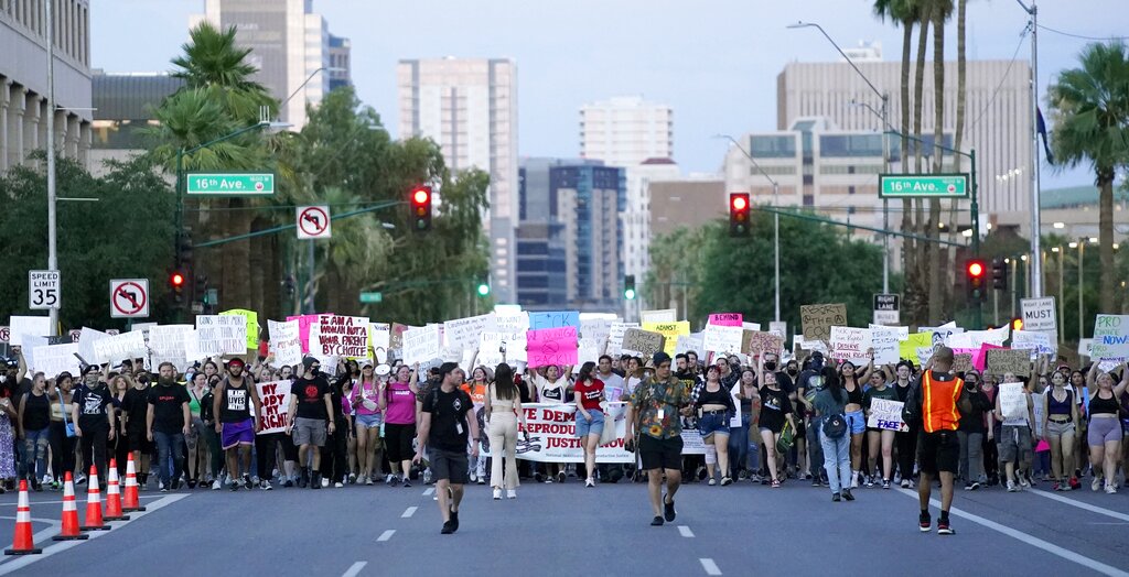 הפגנה באריזונה. הילרי קלינטון: &quot;אות קלון של חזרה לאחור&quot; (צילום: AP Photo/Ross D. Franklin)