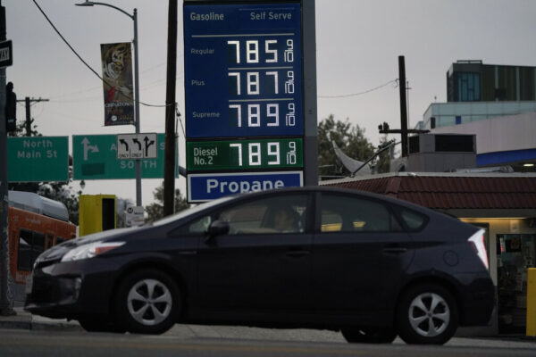 מחירי הדלק בקליפורניה, יוני 2022 (AP Photo/Jae C. Hong, File)