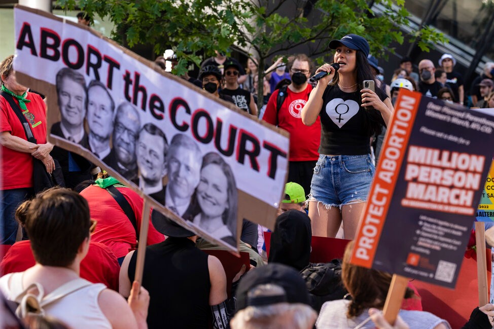 הפגנה נגד החלטת העליון בסיאטל. &quot;בטלו את בית המשפט&quot; (צילום: AP Photo/Stephen Brashear)