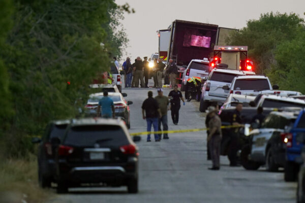 כוחות משטרה באזור שבו נמצאה המשאית בסן אנטוניו, טקסס (צילום: AP Photo/Eric Gay)