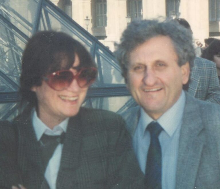 א.ב. יהושע ואשתו רבקה בשנות ה-90 בפריז. &quot;בולי היה גדול מאבא ב-3 שנים, והיה המדריך שלו&quot; (צילום: אלבום פרטי)