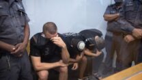 שלושה צעירים יהודים שעל פי החשד לקחו חלק בלינץ', בו הוכה צעיר ערבי בבת ים (צילום: מרים אלסטר / פלאש90)
