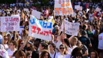 הפגנת הסתדרות המורים במוזיאון תל אביב בדרישה להעלאת שכר המורים (צילום ארכיון: תומר נויברג, פלאש 90)