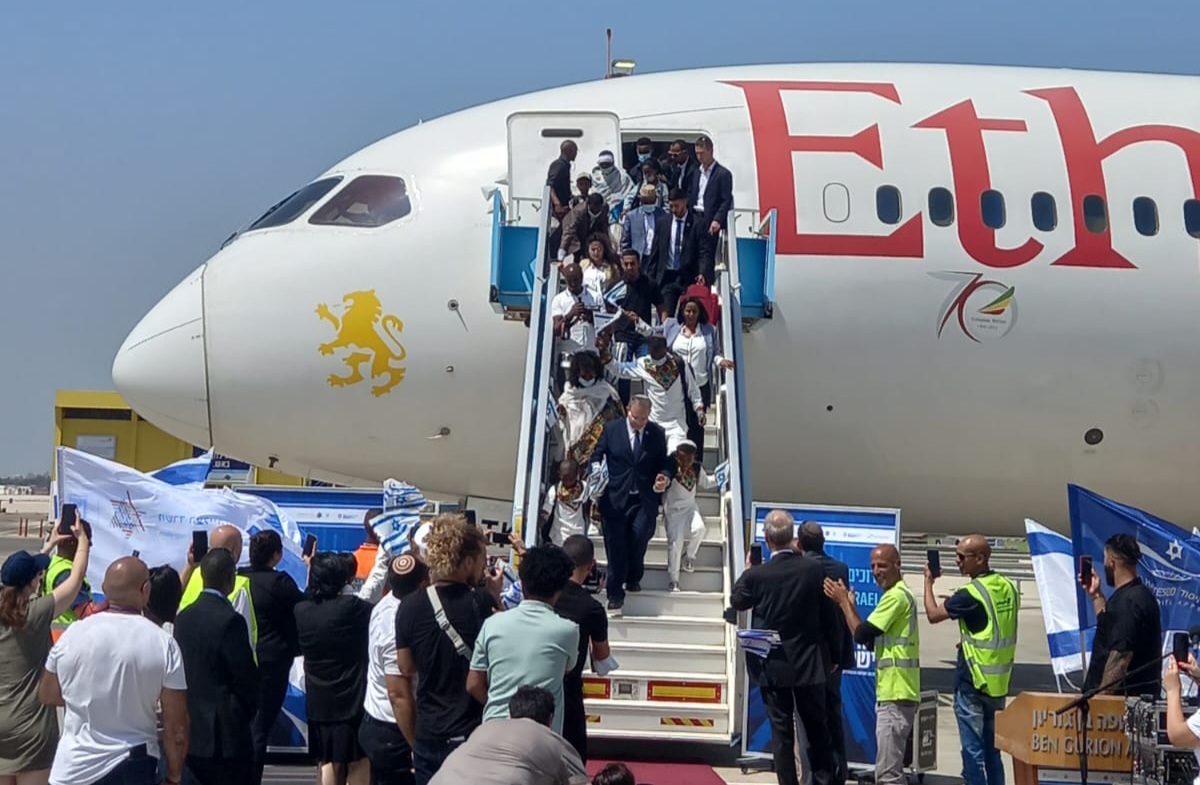 עולים מאתיופיה יורדים מהמטוס השמיני שהגיע לארץ במבצע העלייה 'צור ישראל' (צילום: דוברות משרד הקליטה)