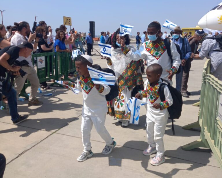 Immigrants from Ethiopia disembark from the eighth plane that arrived in Israel in the "Tzur Israel" immigration operation. (Photo: Ministry of Absorption Spokesperson)