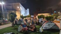 צעירים שוב מוחים בשדרות רוטשילד בתל אביב. אלעד עמוסי: "זה לא צריך להיות 2011, המציאות כיום אחרת, המצב הרבה יותר גרוע" (צילום: הדס יום טוב)