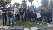 עובדי רכבת ישראל בהפגנה מול בית מנכ"ל החברה, מיכה מייקסנר בפתח תקווה (צילום: ועד עובדי הרכבת)