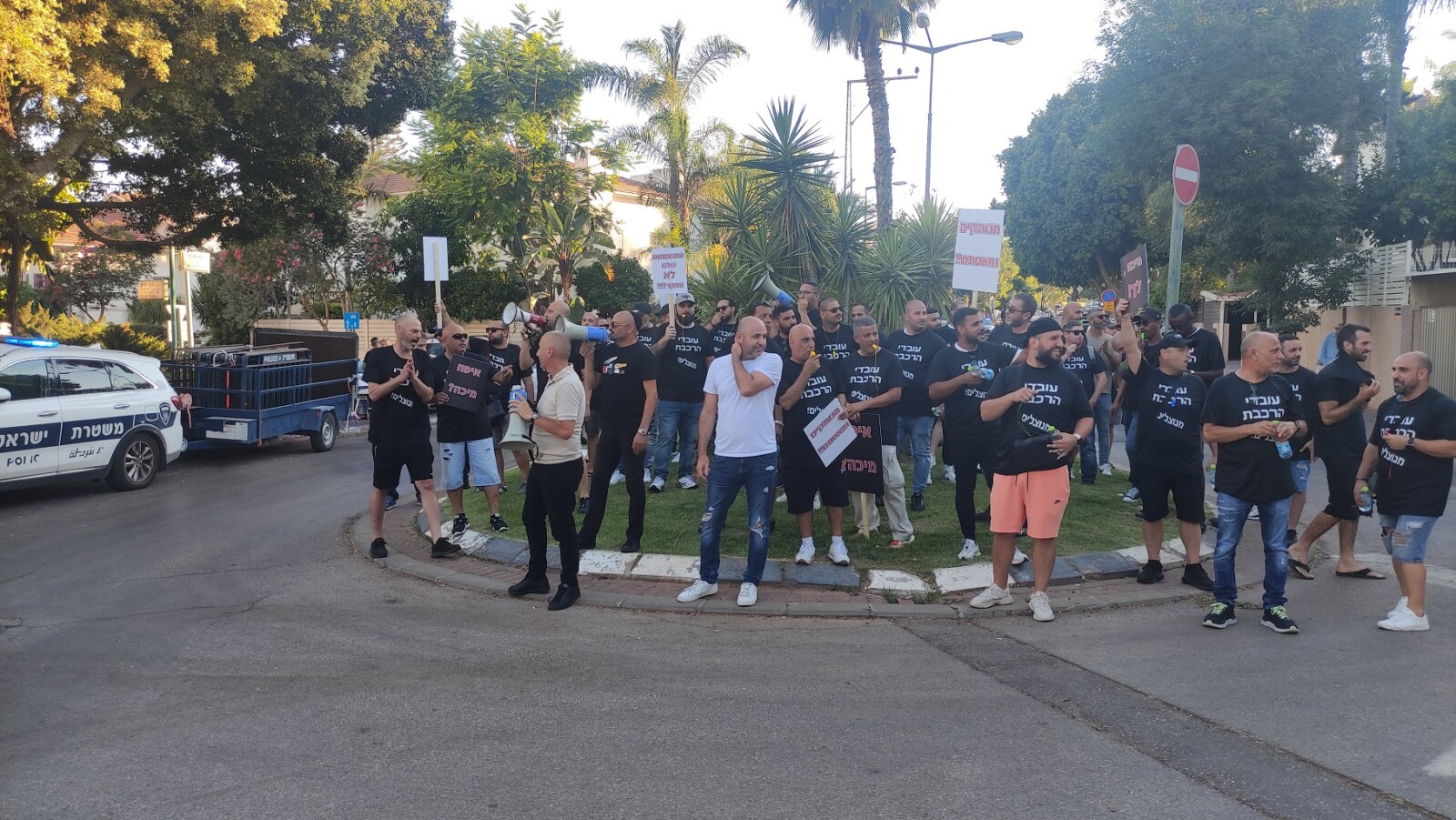 עובדי רכבת ישראל בהפגנה מול בית מנכ&quot;ל החברה, מיכה מייקסנר בפתח תקווה (צילום: ועד עובדי הרכבת)