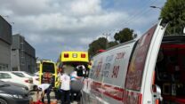 צוות מד"א מטפל בעובד שנפגע קשה במפעל ברחוב החרושת בקרית ביאליק (צילום: דוברות מד"א)