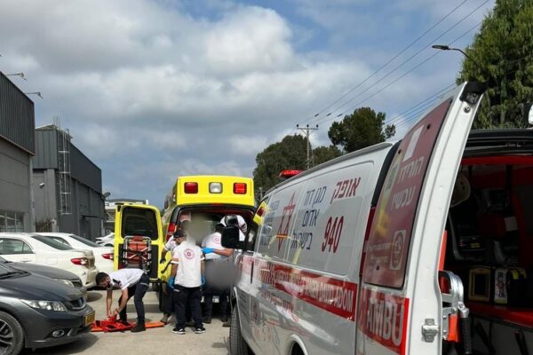 צוות מד"א מטפל בעובד שנפגע קשה במפעל ברחוב החרושת בקרית ביאליק (צילום: דוברות מד"א)