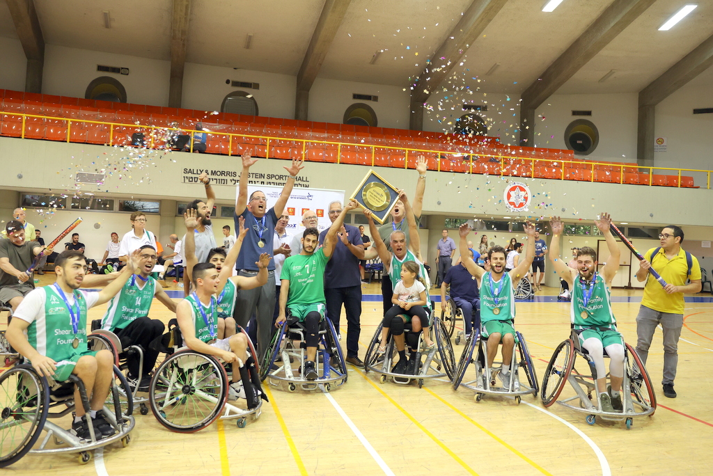 שחקני ארז ספיבק רמת גן אחרי הזכייה באליפות המדינה בכדורסל כיסאות גלגלים (צילום: קרן איזקסון)