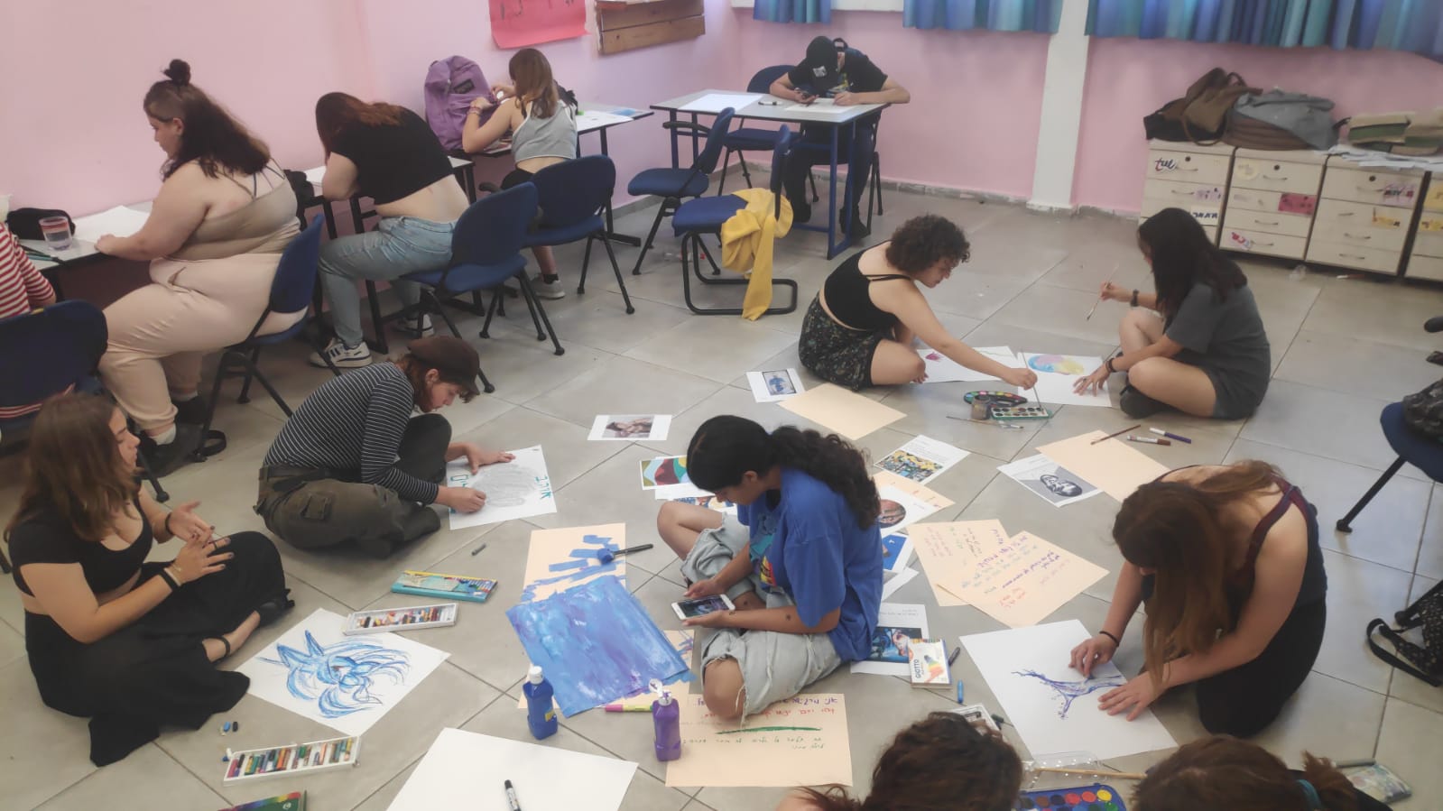 עבודה על פרויקטים ב'אדם חברה וטבע' (צילום: דרור בתי חינוך)