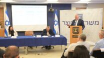 שר האוצר אביגדור ליברמן מציג את התכנית לדיור (קרדיט צילום: ברונו שרביט/לע״מ)
