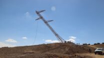 עובדי חברת החשמל מפרקים עמוד חשמל במכתש רמון (צילום: יוסי וייס, חברת החשמל)