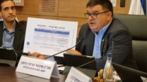ח"כ מיכאל ביטון מציג נתונים על התייקרות התחבורה הציבורית בוועדת הכלכלה (ללא קרדיט)