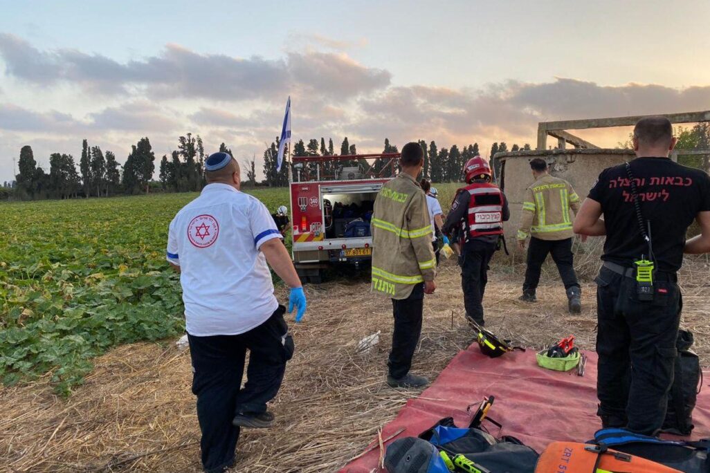 צוותי חילוץ ליד הבאר אליה נפלו אב ובתו בפרדס חנה (צילום: מד"א) צוותי חילוץ ליד הבאר אליה נפלו אב ובתו בפרדס חנה (צילום: מד"א)