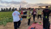 צוותי חילוץ ליד הבאר אליה נפלו אב ובתו בפרדס חנה (צילום: מד"א)