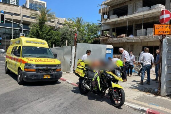 זירת התאונה בשדרות יד לבנים בתל אביב (צילום: מגן דוד אדום)