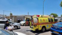 צוות מד"א מטפל בפעוטה שנכחה ברכב באלעד (צילום: דוברות מד"א)
