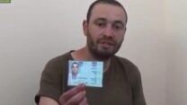 קוזלובסקי מציג את תעודת הזהות הישראלית (צילום: מתוך רשתות חברתיות, לפי סעיף 27א' לחוק זכויות יוצרים)