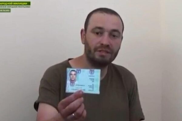 קוזלובסקי מציג את תעודת הזהות הישראלית (צילום: מתוך רשתות חברתיות, לפי סעיף 27א' לחוק זכויות יוצרים)