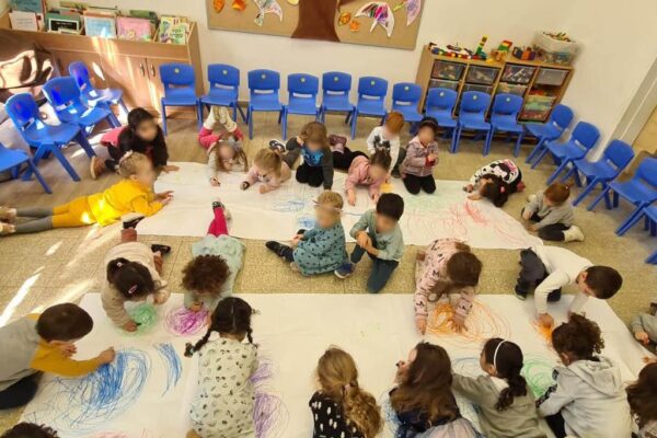 ילדי הגן מציירים בהשראת 'חורף' של ויוואלדי. אם כך יכול להיראות חינוך ציבורי בישראל, הייתי רוצה שכל ילד וילדה יזכו לו (צילום: אלבום פרטי)