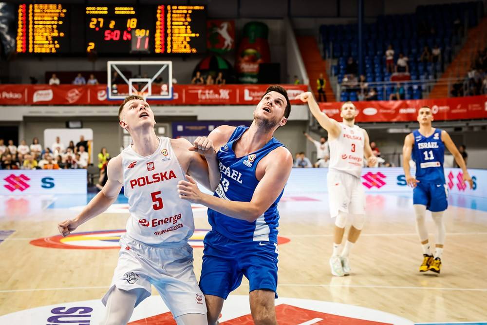 נבחרת ישראל בכדורסל מול פולין (צילום: FIBA COM)