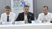 ראש עיריית תל אביב רון חולדאי (מימין), יו"ר מרכז השלטון המקומי חיים ביבס ויו"ר מרכז השלטון האזורי שי חג'ג' בכינוס חירום של ראשי רשויות מקומיות (צילום ארכיון: מרכז השלטון המקומי)