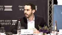 הממונה על התקציבים יוגב גרדוס בכנס המכון הישראלי לדמוקרטיה (צילום מסך)