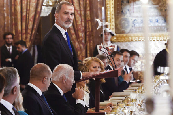 מלך ספרד, פליפה, עומד לצד נשיא ארה&quot;ב ביידן בועידת נאט&quot;ו (צילום: Juanjo Martin/Pool photo via AP)